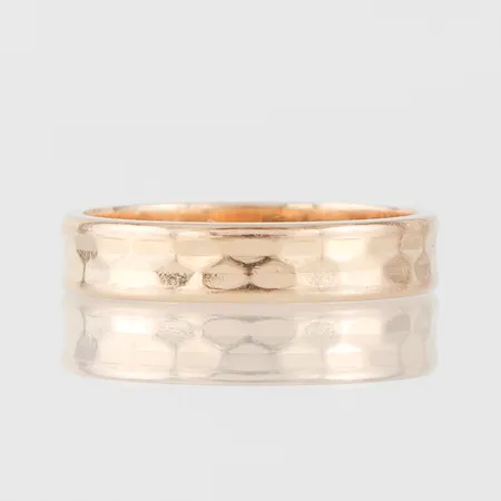 Ring med gravyr, storlek 18 mm, bredd 4.3 mm, 18k. Vikt: 4,5 g
