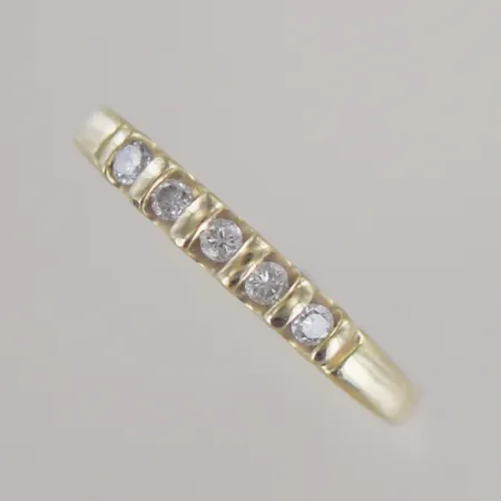 Alliansring med 5 diamanter  0,15ct TW,  Ø 17,5 mm B 2-3 mm, 14k Vikt: 3,4 g