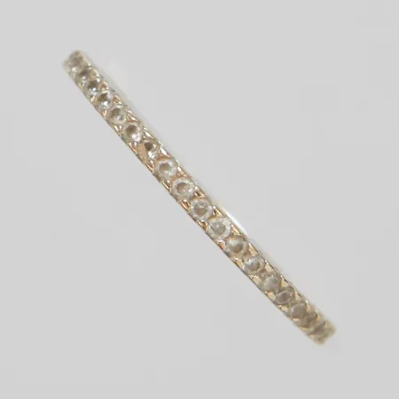 Ring, vita stenar, stl 17¼, bredd 1-1,5mm, vitguld, bör omrodieras, 18K Vikt: 1 g