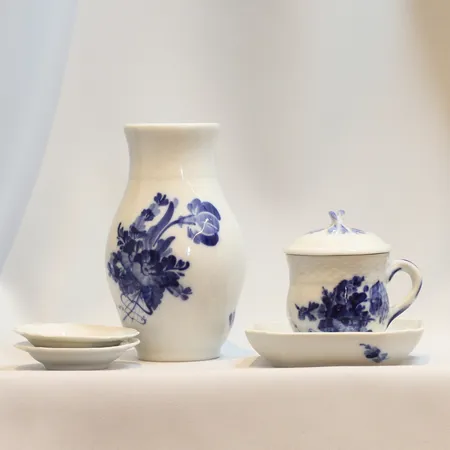 Servisdelar Royal Copenhagen Blå Blomster, 5 delar, Vas, Cremekopp med fat, samt 2st fat, modeller: 1803,1505, 1674, 1542, höjd vas: 14cm  Skickas med postpaket.