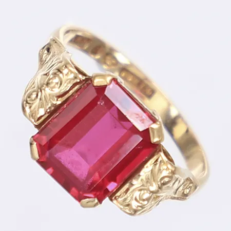  Ring med rosa sten, stl 17½, bredd 2-10mm, 18K  Vikt: 3,5 g