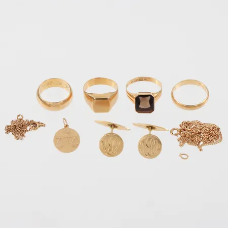 Diverse smycken med gravyrer och slitage, en ring med sten,18k. Vikt: 34 g