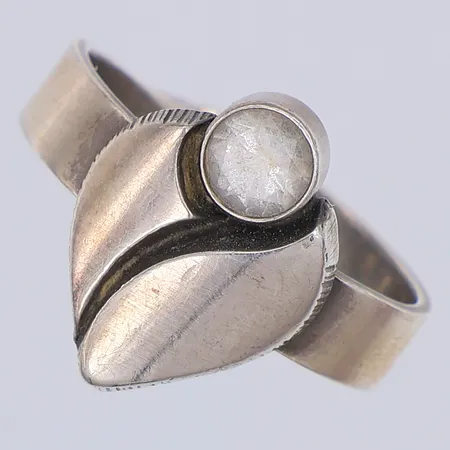 Ring, bergkristall, reglerbar storlek, Finnfeelings år 1999, design Laine, 925/1000 silver Vikt: 4,1 g