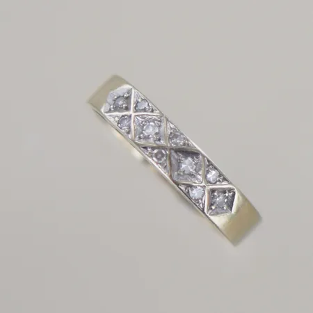 Ring med diamanter 0,10ct tot, Ø 17 mm bredd 3,30 mm, 18k lite ojämn skena Vikt: 3,2 g