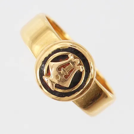 Ring med sköld, stl: 16½, bredd 5-9,5mm, gravyr, 18K.  Vikt: 5,3 g
