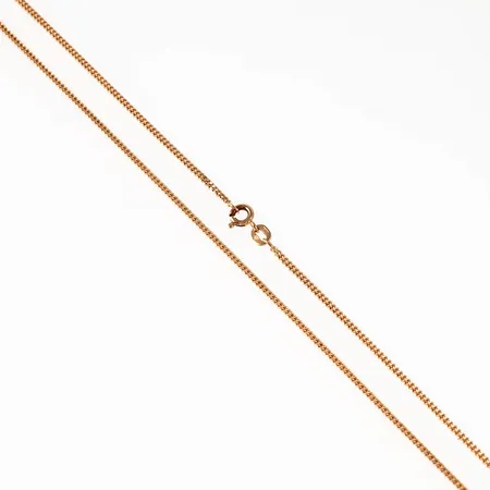 Kedja pansar i 18K guld. Den är 42 cm lång, 1,6 mm bred och väger 4,1g. Springring. Fint skick. 
