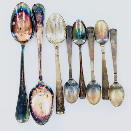 2 matskedar, 1 dessertsked, 5 kaffeskedar, olika modeller, 830/1000 silver  Vikt: 190,9 g