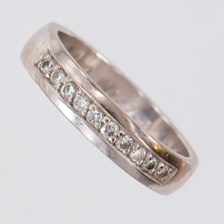 Ring med briljantslipade diamanter 10 x ca 0,015ct, stl: 16¾, bredd 4mm, Heribert Engelbert AB, gravyr, vitguld 18K.  Vikt: 4,7 g