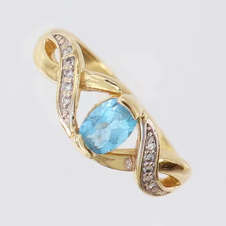 Ring med topas samt 8/8-slipade 10 x ca 0,0075ct, stl: 15¾, bredd 1,8-7mm, ostämplat 14K.  Vikt: 2,4 g