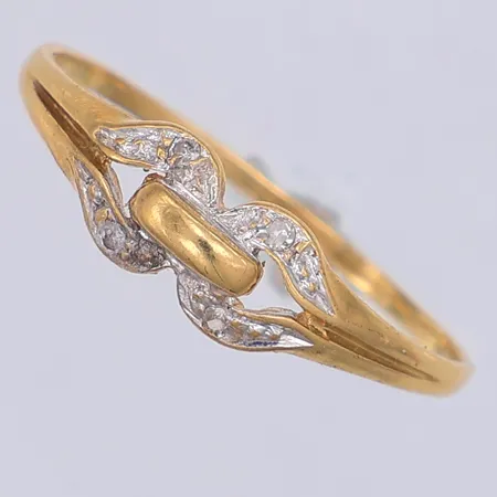 Ring, diamanter ca 0,04ctv, stl 17½, något skev, 18K Vikt: 1 g