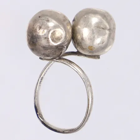 Ring med kulor, stl 16½, bredd 2-18mm, bucklig, Silver 830/1000 Vikt: 3 g