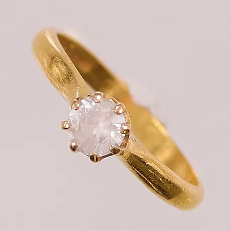 Ring, Ø19½, bredd:6mm, vit sten, utsliten gravyr, fattning i 18K, skena i 23K, 4,5g.