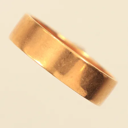 Ring slät, stl 20, bredd 5,8mm, gravyr, repig, 18K  Vikt: 5,5 g