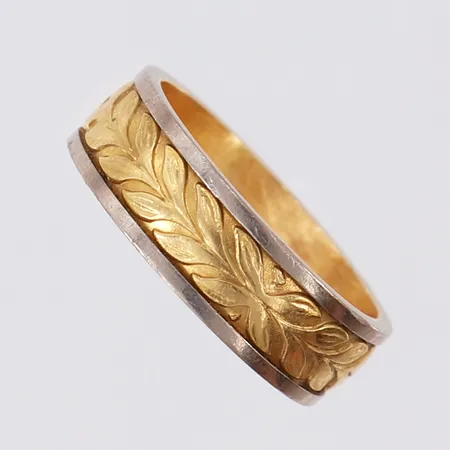 Ring, stl: 17½, bredd 6mm, gravyr, 18K.  Vikt: 6,8 g