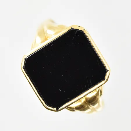 Klackring med Onyxplatta, stl 20, bredd 2-14 m, skev skena, 18K. Vikt: 3,3 g