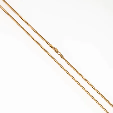 Kedja pansar i 14K guld. Den är 45 cm lång, 2,4 mm bred och väger 7,5g. Karbinhake. 