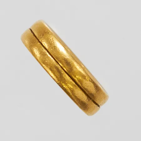 Ring, stl 17¾, bredd 6mm, gravyrer, slitage, två ringar ihopsatta,  23K Vikt: 10,9 g