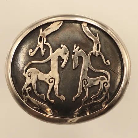 Bältesspänne med dekor i relief, längd ca 50mm, bredd ca 60mm, troligen Hans Gryberg, 830/1000 silver Vikt: 45,2 g