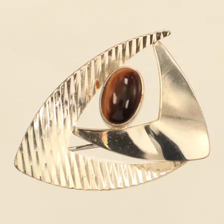 Brosch med tigeröga, längd 29mm, bredd 39mm, 835/1000 silver  Vikt: 7,3 g