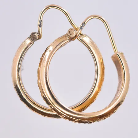 Ett par örhängen, Ø12 mm, bredd 4 mm, 18K. Vikt: 2 g