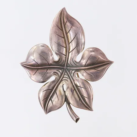 Brosch löv, 64x51mm, silver 830/1000.  Vikt: 11,4 g