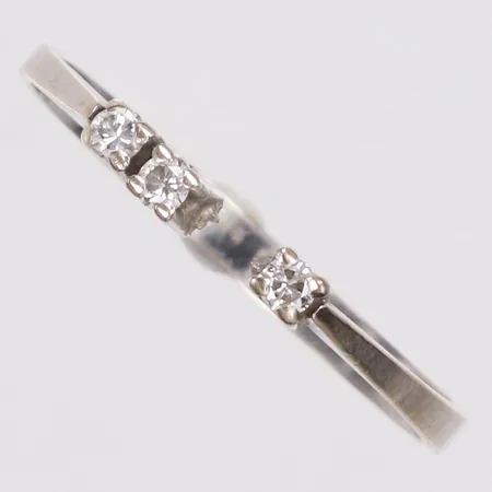 Ring, diamanter 0,06ctv enligt gravyr, stl 16¾, vitguld, defekt, 18K  Vikt: 1,2 g