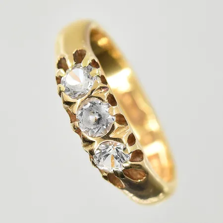Ring med vita stenar, stl 16, bredd 3 mm, 20K. Vikt: 4,4 g