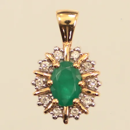 Hänge, grön sten och diamanter 10xca0,005ct, längd 15mm, bredd9,6mm, GHA, 18K  Vikt: 1,6 g