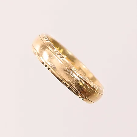 Ring, Ø14½, bredd: 4mm, gravyr, 18K, 3,8g.