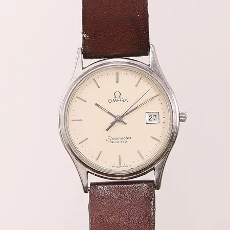 Herrur Omega Seamaster, 33,5mm, stål, quartz, boettnr: 196025 3960956, batteribyte krävs, gravyr, läderband ej original, naggat glas, servicebehov, gängar ur något vid ställning av tiden.