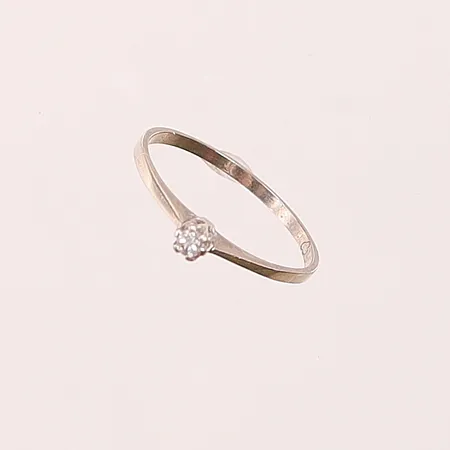Ring med diamant 0,06ct enligt gravyr, Ø18¼, bredd: 1,5mm, vitguld, 18K, 1,6g.