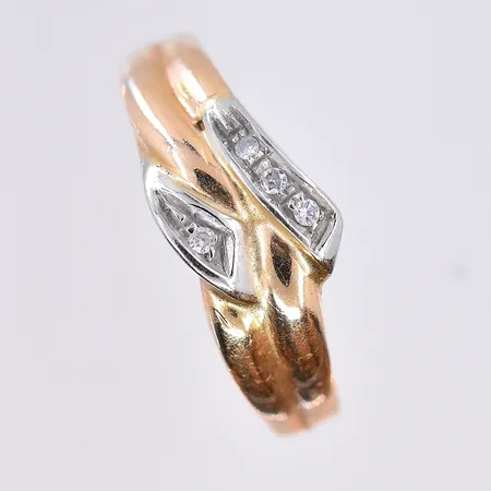 Ring med vita stenar, stl 18¼, bredd 2-8 mm, 18K. Vikt: 2,6 g