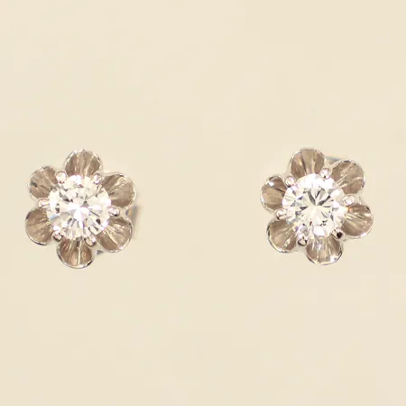 Ett par örhängen med diamanter ca 0,23ct, W/VS, vitguld, Ø ca 7mm, 18K Vikt: 2,3 g