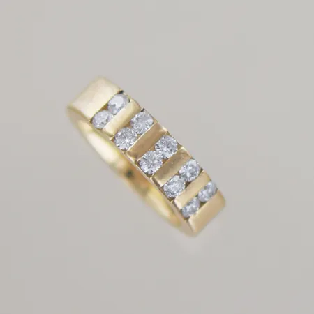 Ring med 10 diamanter totalt 0,55ct, Ø 15,5mm B 5 mm, 18k graverad Vikt: 8,2 g