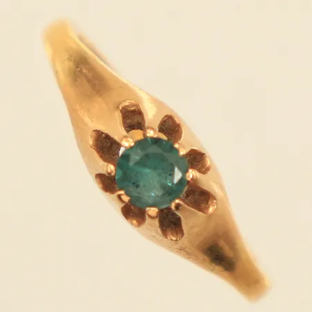 Ring med sten, stl 16¼, bredd 1,7-6mm, gravyr, skev, 23K  Vikt: 3,3 g