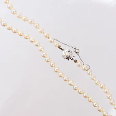 Collier med imiterade pärlor caØ6mm, längd 75cm, med silverlås och säkerhetskedja 835/1000.  Vikt: 0 g