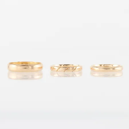 Ringar 3 st med gravyrer och slitage, 18k. Vikt: 9,1 g