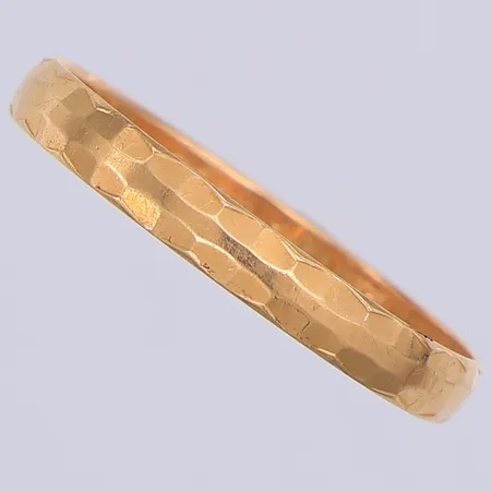 Ring, slät, stl 20½, Schalin, gravyr, skev, 18K Vikt: 1,8 g