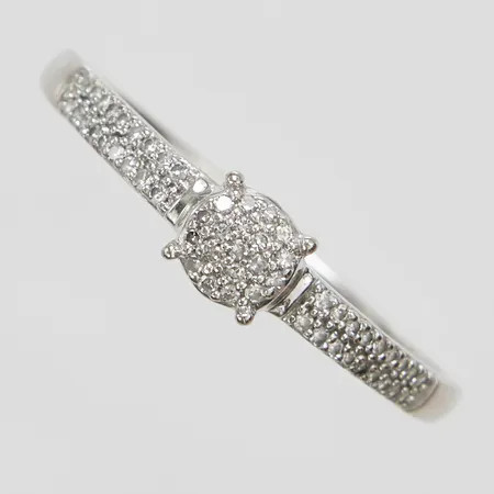 Ring, åttkantslipade diamanter 55 x ca 0,025-0,005ct, stl 21, bredd 1,5-5mm, vitguld, GHA, bör omrodieras, 18K Vikt: 2,1 g