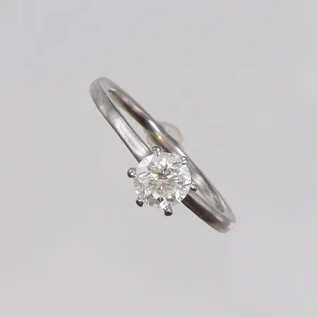 Ring i vitguld med diamant 1xca0,46ct, kvalitet ca Si2, stl 15¼ bredd 1-5,5mm, ostämplad, sten något lös, 18K Vikt: 2,1 g