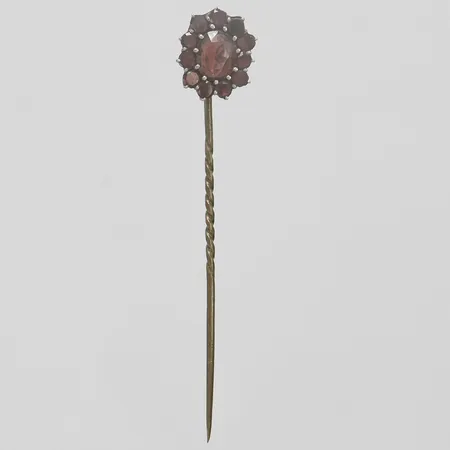 Kravattnål, granater, längd ca 64mm, bredd 1-12mm, slitage, metall