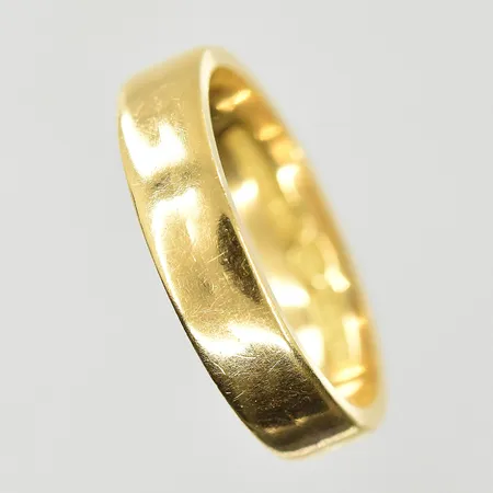 Ring, stl 16¼, bredd 4 mm, gravyr, 18K. Vikt: 4 g