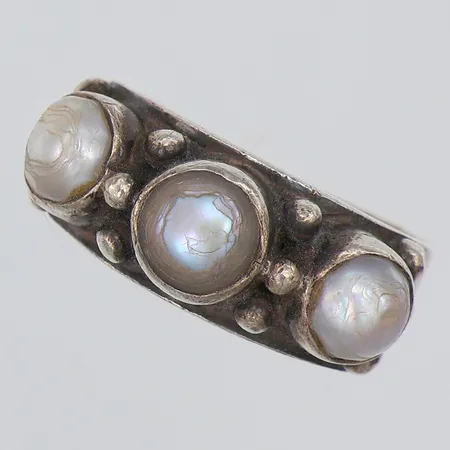 Ring, KumKum, odlade sötvattenpärlor, stl ca 18, skev, 925/1000 silver Vikt: 11 g