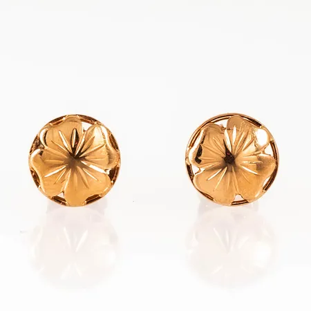 Örhängen i 18K guld med ett graverat blomstermönster. De är Ø 8,5 mm och väger 1,6g.
