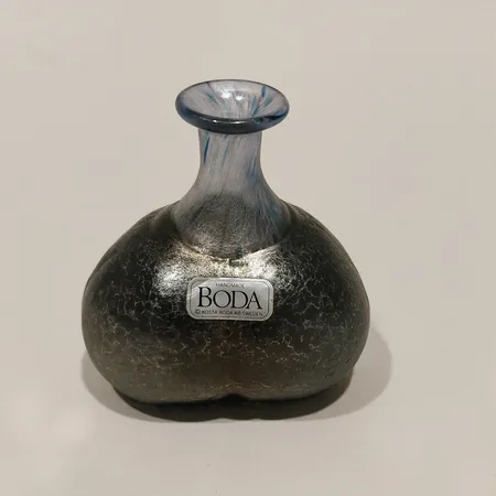 Miniatyrvas, Kosta Boda, Artist collection, Bertil Vallien, numrerad 48139, höjd 6cm