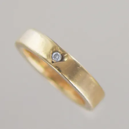 Ring design Tomas Martinsson med 0,03ct diamant,Ø 17,25 mm bredd 4,4 mm, 18k graverad Vikt: 9,2 g