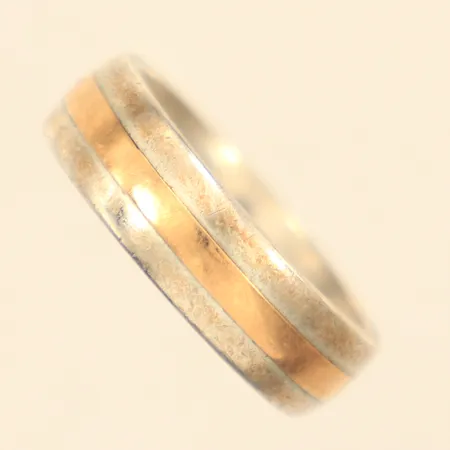 Ring, stl 17, bredd 5,8mm, förgylld detalj, GHA, repig, 925/1000 silver  Vikt: 5,8 g