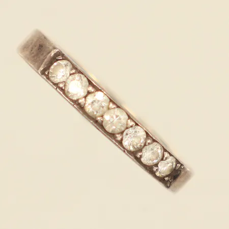 Ring med vita stenar, stl 19, bredd ca 3,3mm, 925/1000 silver Vikt: 2,4 g