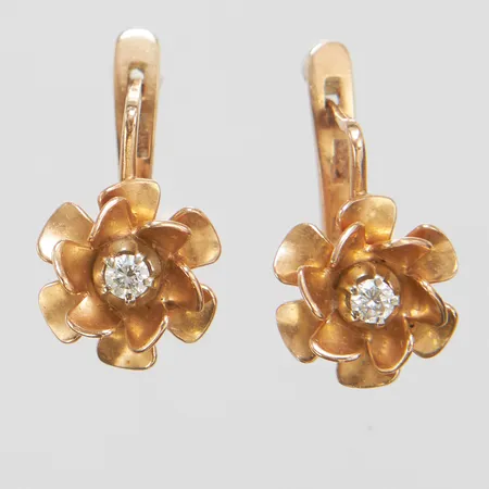 Ett par örhängen blommor, diamanter 2 x ca 0,05ct, ryska stämplar, något glapp på lås, 14K Vikt: 3,7 g
