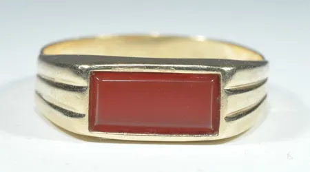 Ring med sten, Ø 20,5 mm, bredd 7 mm, 14K Vikt: 3,4 g